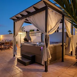 Villa Carolina, Tias